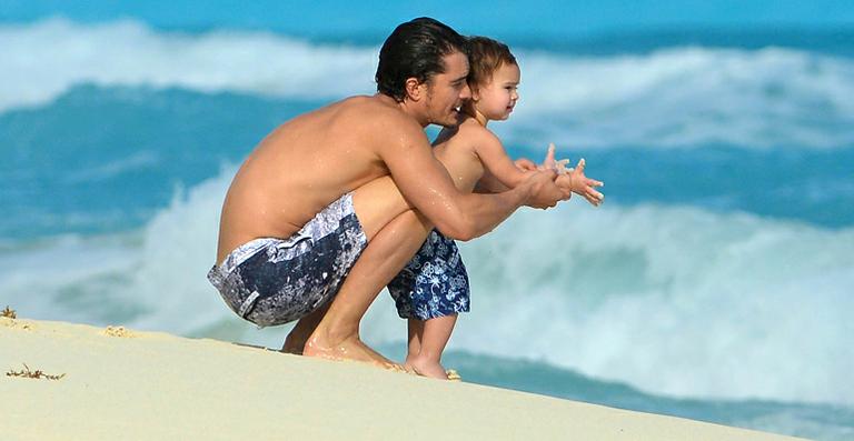 Orlando Bloom: carinho com o filho em dia na praia