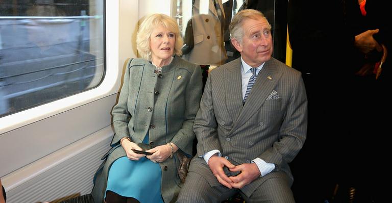 Príncipe Charles e Camilla andam de metrô em Londres