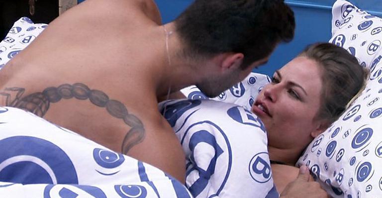 Casal ioiô: Após briga, Yuri e Natália se desculpam e voltam a se beijar