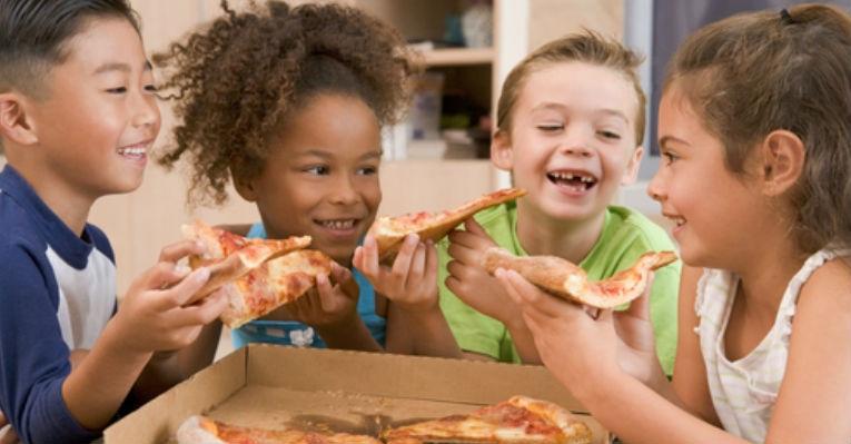 Alimentos arriscados para as crianças em viagens no verão