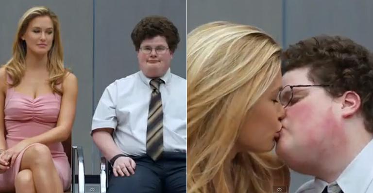 Bar Refaeli, ex de DiCaprio, beija nerd gordinho em comercial