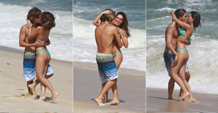 Mariana Rios e Ivan Mendes gravam cenas de romance em praia do Rio de Janeiro