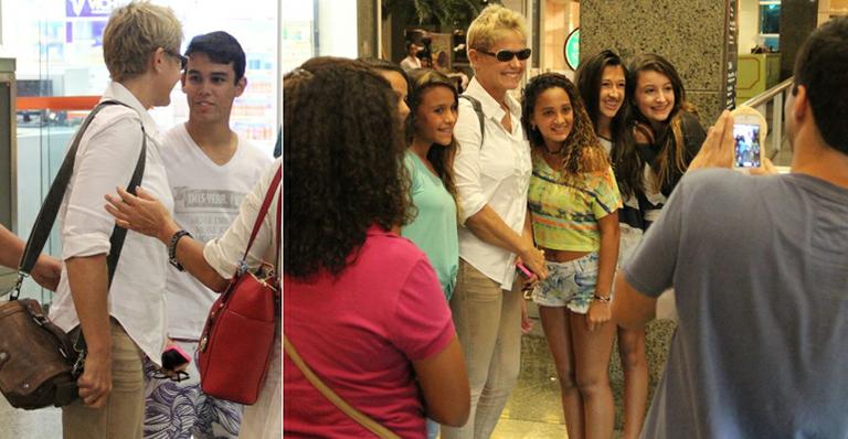 Sem o namorado, Junno Andrade, Xuxa vai às compras e atende fãs em shopping do Rio