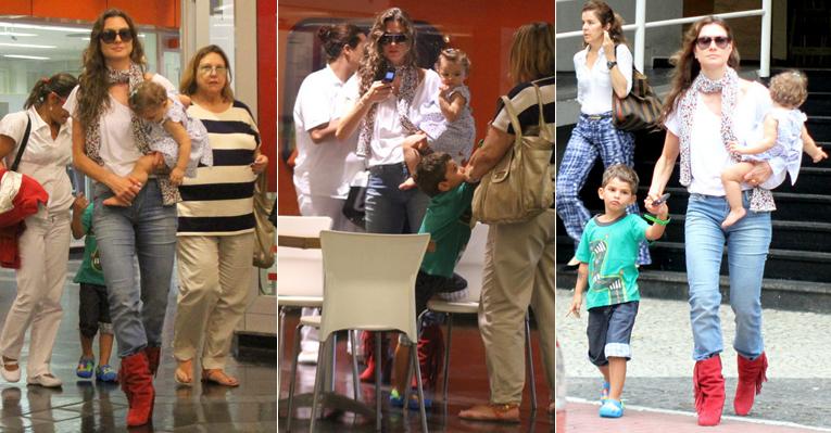 Cheia de estilo, Lavínia Vlasak se diverte com os filhos em passeio no shopping