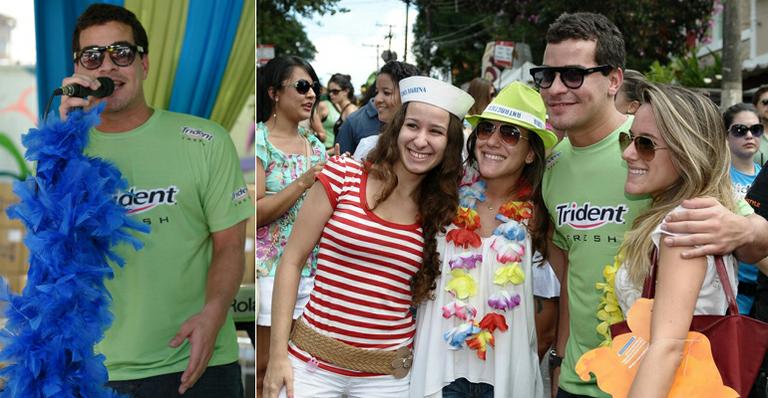 Thiago Martins faz festa em carnaval de rua em São Paulo