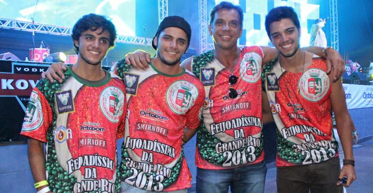 Bruno Gissoni e família curtem feijoada da Grande Rio