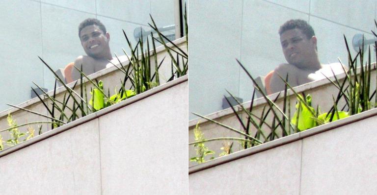Ronaldo assiste a bloco de sua cobertura no Rio de Janeiro