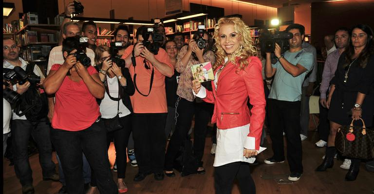 Sem Chimbinha, Joelma comanda tarde de autógrafos e anuncia álbum gospel