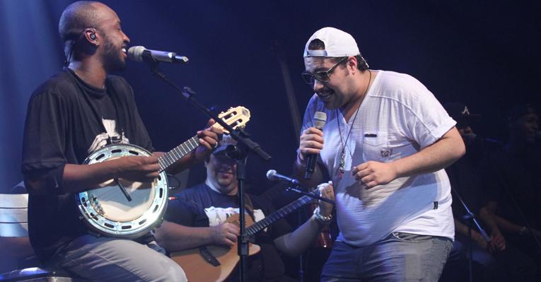 Thiaguinho canta com o xará Tiago Abravanel