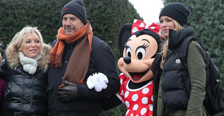 Kevin Costner curte Eurodisney com a família