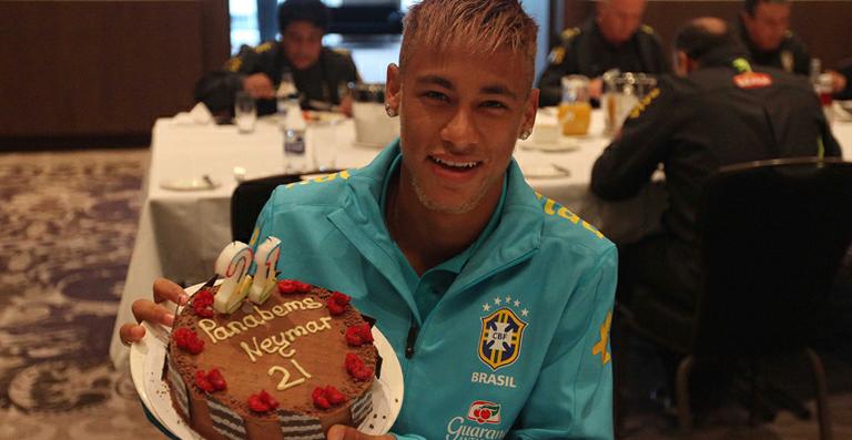 Neymar faz aniversário e ganha bolo na Seleção