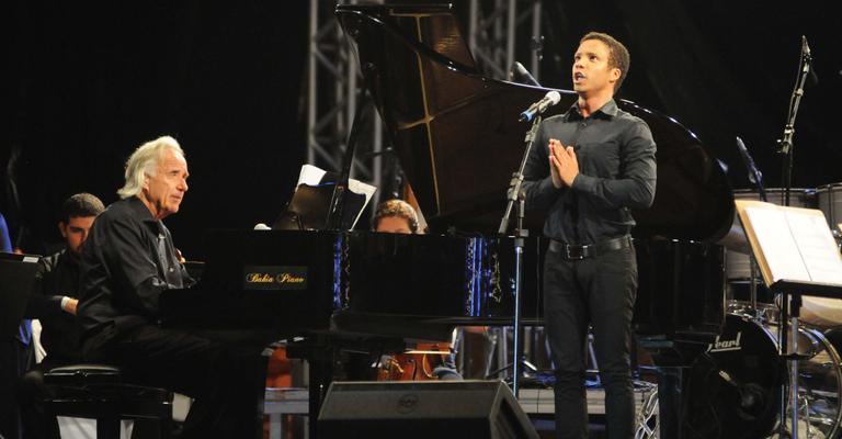 João Carlos Martins presta tributo à saudosa D. Canô