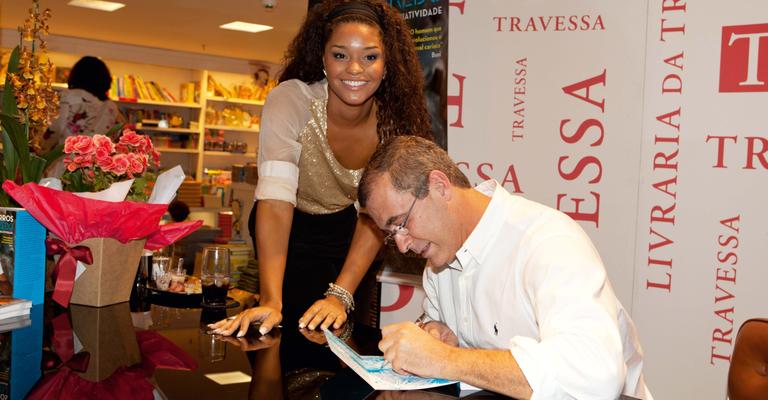 Carnavalesco Paulo Barros lança livro em noite de autógrafos