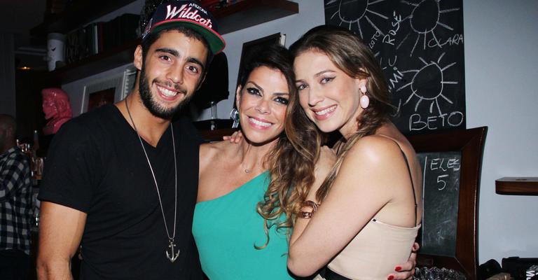 Gisele Fraga festeja 43 anos na presença de vips