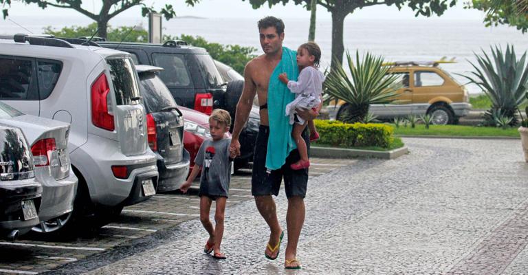 Thiago Lacerda leva os filhos para mergulho na Barra da Tijuca