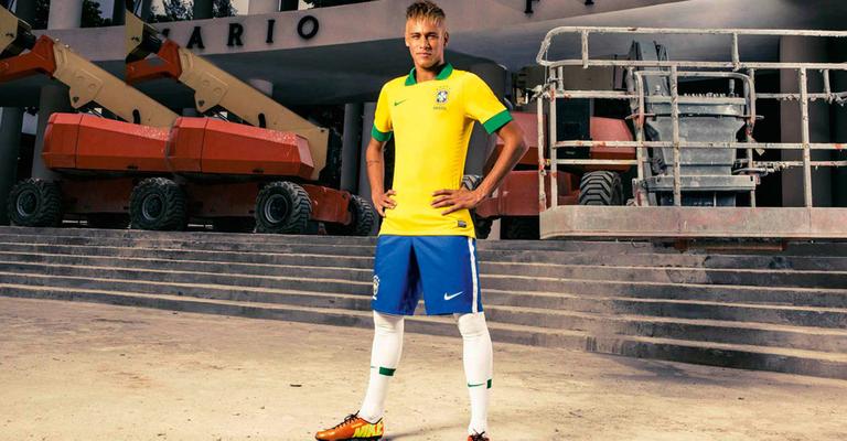 Neymar mostra a nova camisa da Seleção Brasileira