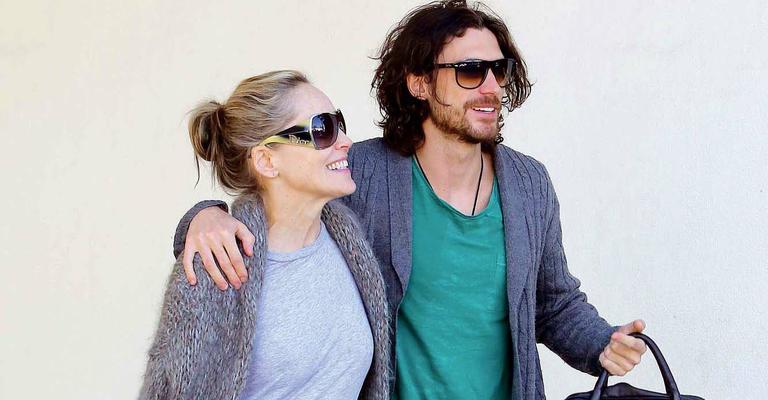 Em meio a rumores de separação, Sharon Stone e Martin Mica deixam restaurante juntos