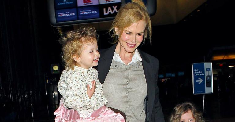 Nicole Kidman embarca com as filhas de volta para casa