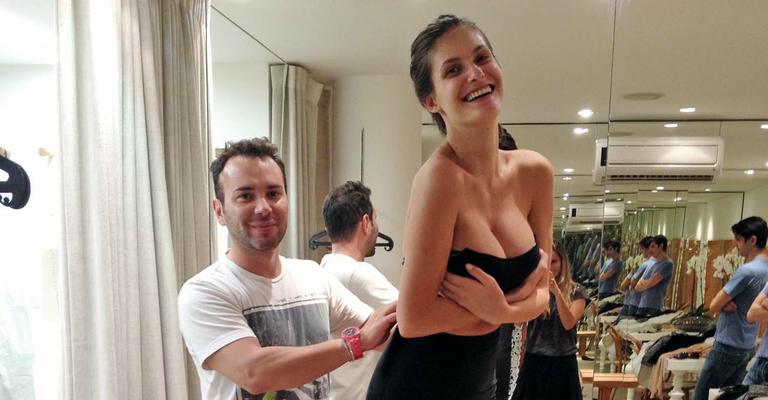 Top Carol Francischini é aconselhada por Matheus Mazzafera em escolha de look