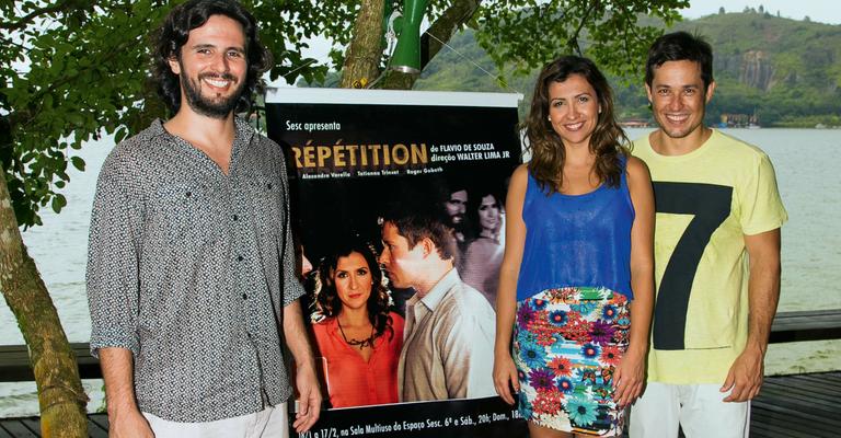 Ao lado do elenco, Roger Gobeth comemora sucesso de comédia no Rio