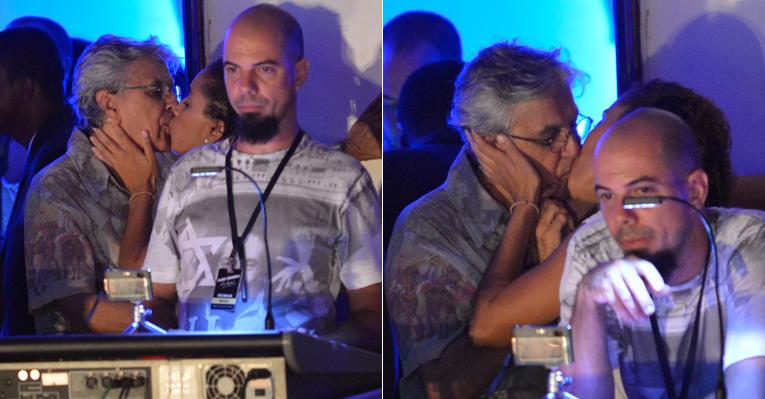 Caetano Veloso é flagrado aos beijos com morena