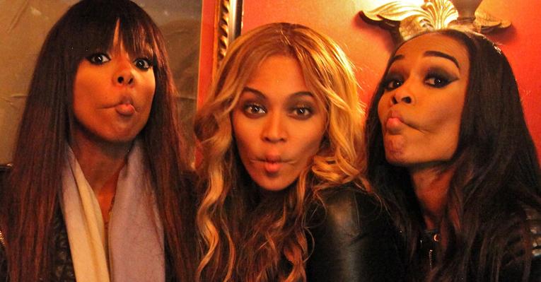 Beyoncé e as meninas do Destiny’s Child mandam “beijo de peixinho” em foto