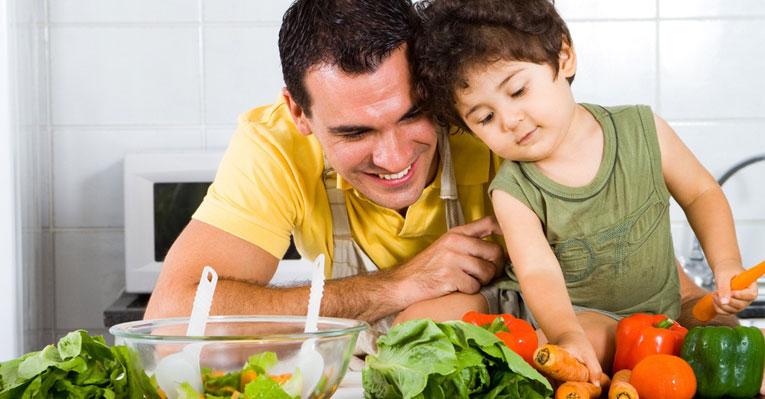 Bons hábitos alimentares das crianças dependem dos pais
