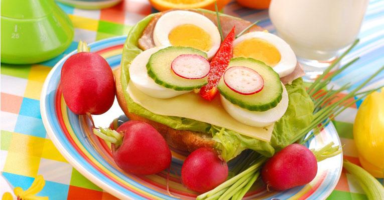 Como substituir alimentos não saudáveis pelos nutritivos no prato do seu filho