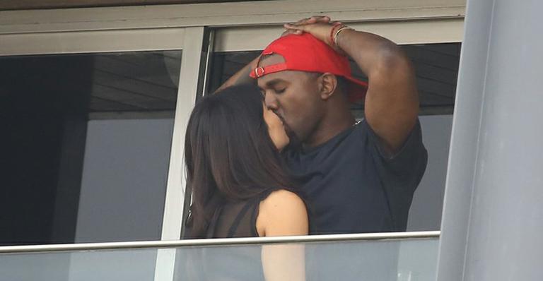 No Rio para curtir carnaval, Kim Kardashian e Kanye West trocam carinhos em varanda de hotel