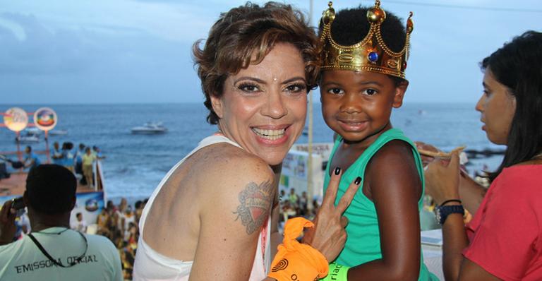 Astrid Fontenelle curte carnaval com seu grande companheiro: o filho, Gabriel