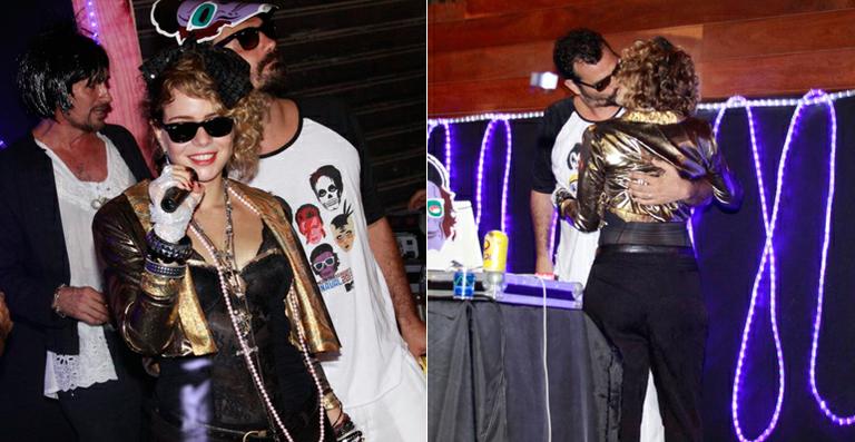 Leandra Leal namora em bloco de rua no Rio de Janeiro