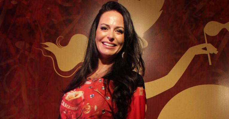 Mulher Rica, Cozete Gomes troca champagne por cerveja no Carnaval
