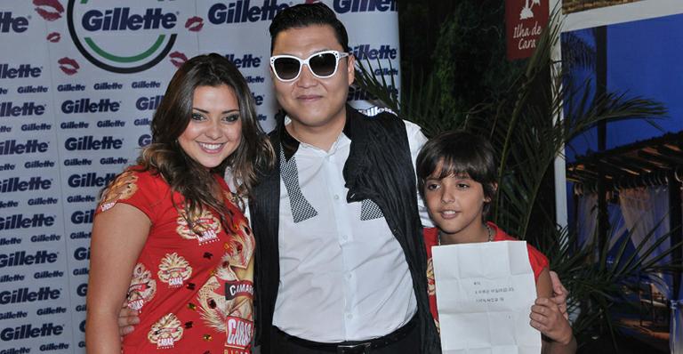 Com pedido em coreano, Polliana Aleixo consegue autógrafo e foto com Psy