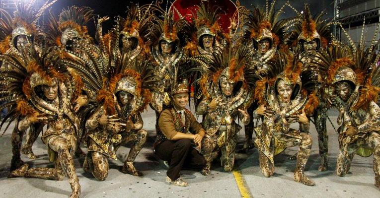 Mocidade Alegre faz finais irreverentes para contos de fadas