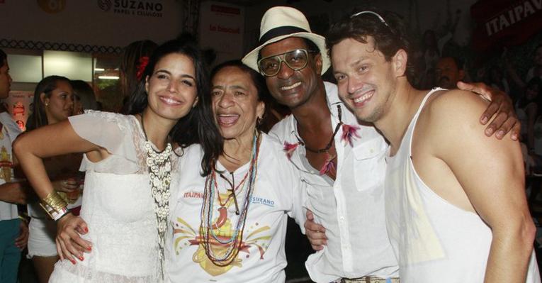Com Emanuelle Araújo e amigos, Luis Miranda comemora reinado em camarote na Bahia