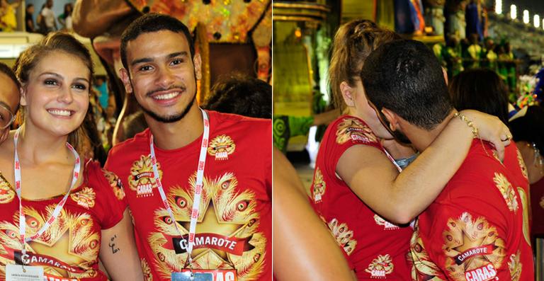 Sérgio Malheiros e Aimée Madureira trocam beijos no carnaval