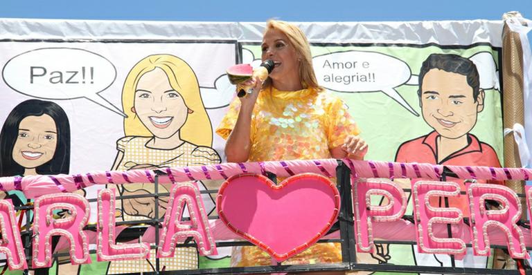 Carla Perez canta em trio fantasiada de Magali e beija Xanddy