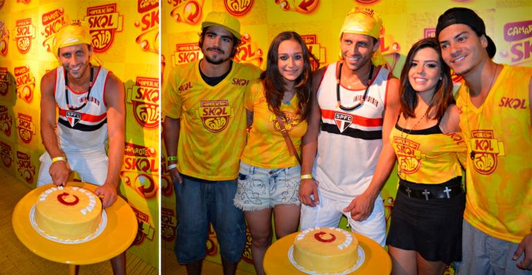 Henri Castelli ganha bolo de aniversário na folia de Salvador
