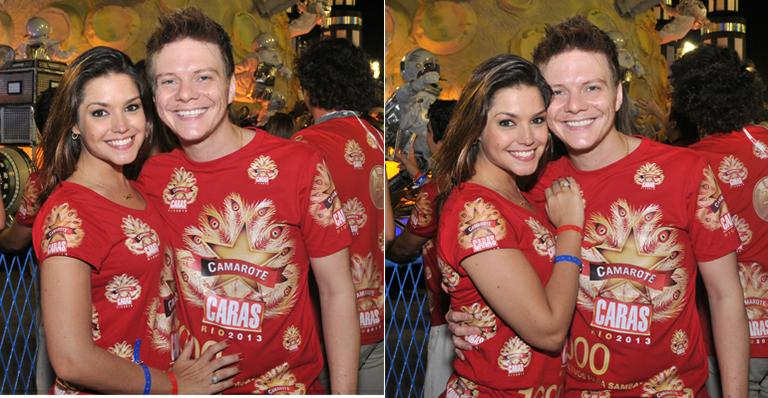 Michel Teló e Thais Fersoza comemoram um ano de namoro na Sapucaí