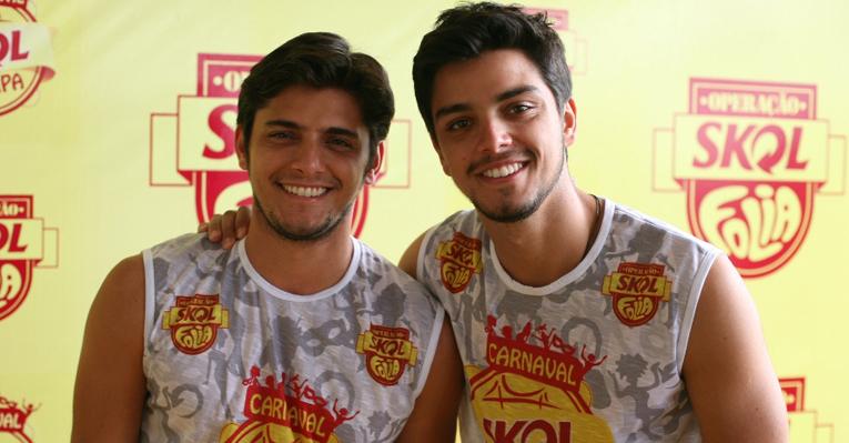 Os irmãos Bruno Gissoni e Rodrigo Simas curtem folia na ilha da magia juntos