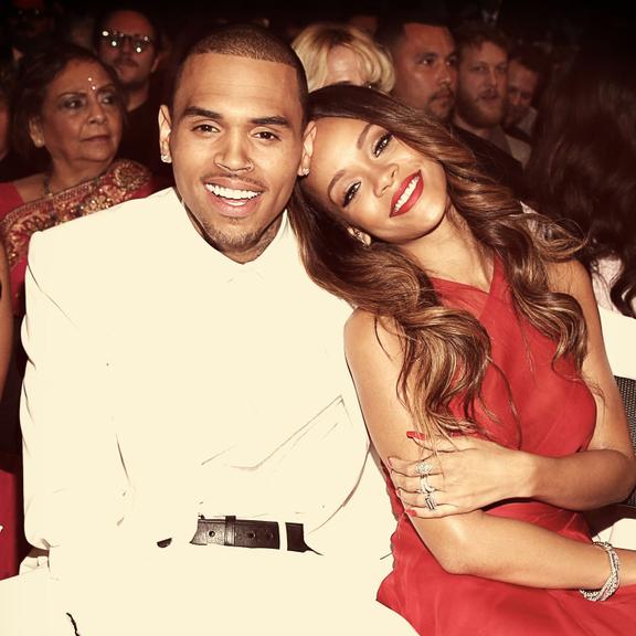 Abraçados, Rihanna e Chris Brown acompanharam a noite de premiação do Grammy Awards 2013, nos Estados Unidos