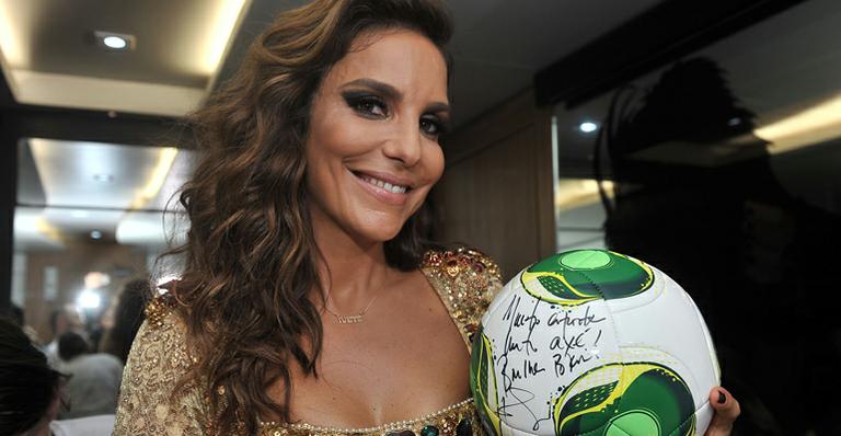 Ivete Sangalo autografa cafusa e dá pontapé inicial em campanha