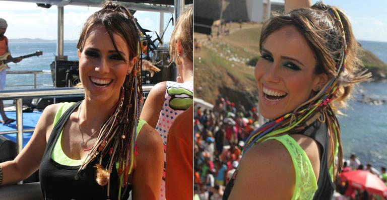 Fernanda Pontes usa look com trancinhas coloridas em trio do Chiclete com Banana