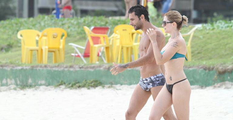 Longe da folia carnavalesca, Antonia Fontenelle aproveita praia com amigos