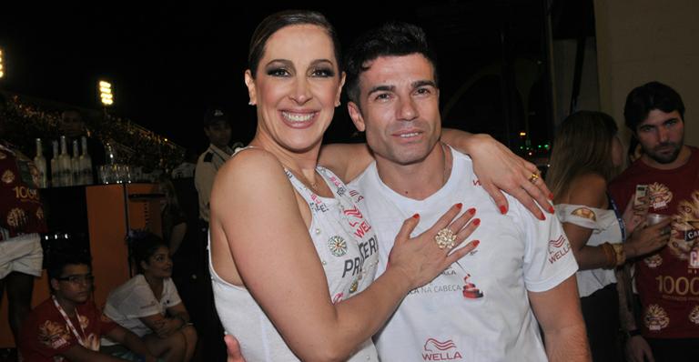Claudia Raia e Jarbas Homem de Mello festejam um ano de namoro na Sapucaí