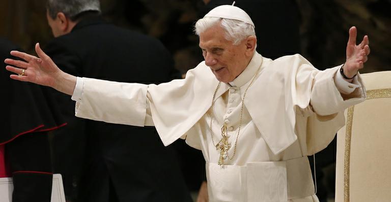 Bento XVI faz 1ª aparição após renúncia