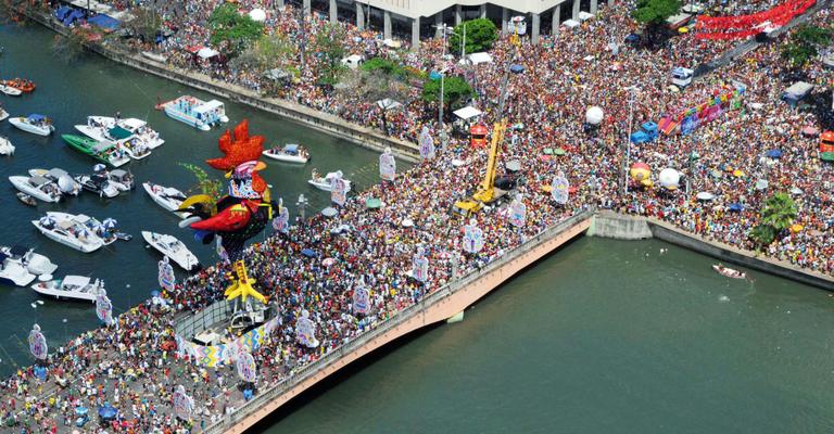 Galo contagia foliões no Recife