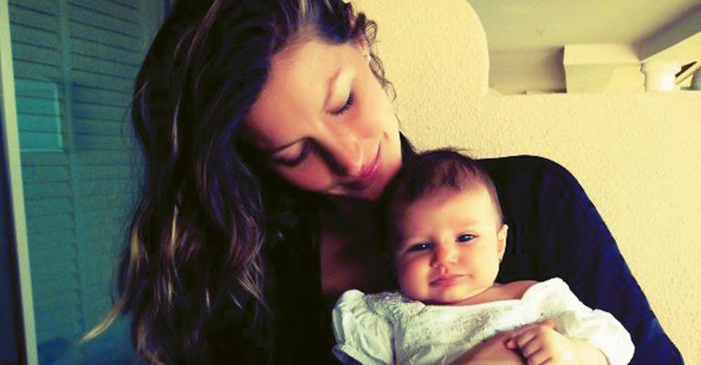 Gisele Bündchen apresenta ao mundo a fofa Vivian