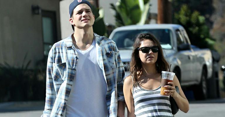 Ashton Kutcher e Mila Kunis vão morar juntos, diz site