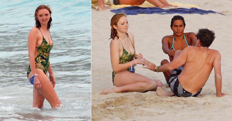 Lily Cole em maiô comportado